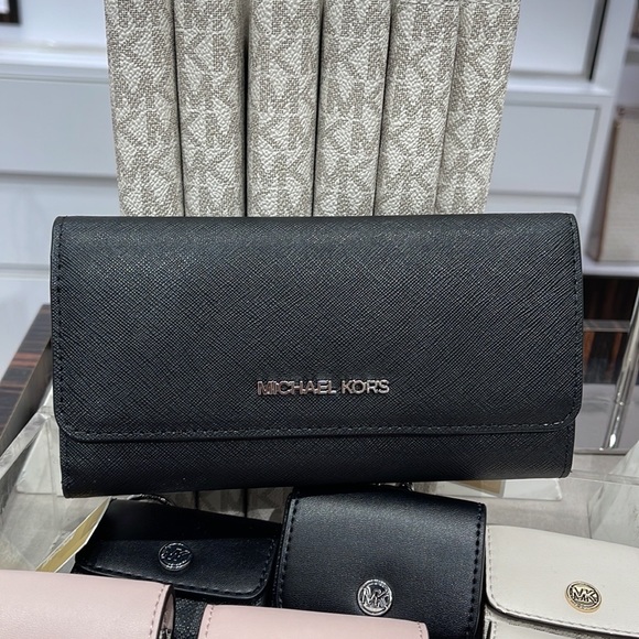 MICHAEL KORS JET SET TRAVEL LARGE TRIFOLD WALLET BLACK COLOR - Picture 3 of 16